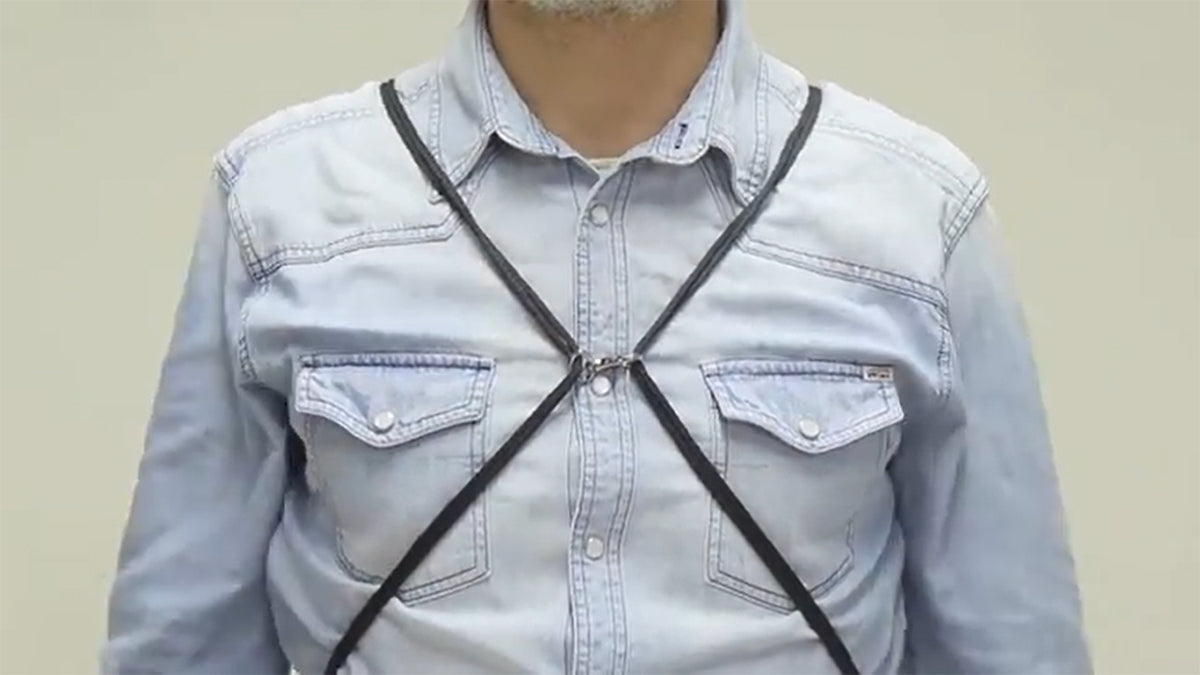 Il gancio Ubaldo che unisce i lacci della borsa Papella al centro del petto