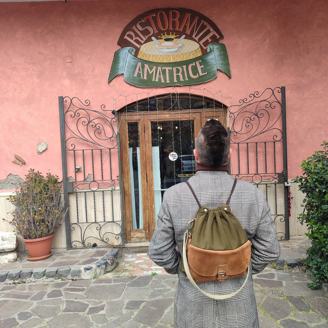 Claudio Marziali con la sua borsa Papella davanti al Ristorante Amatrice a Roma